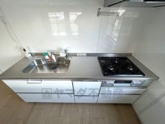 汚れもサッと拭き取ることができ、お掃除もラクラク。家事の時間が短縮できる食器洗浄乾燥機付。後片付けもラクラクです。