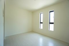 約6帖の主寝室＾＾インテリアでどんな部屋にするのか考えるのも楽しみです。温かい光の差し込むゆとりのある居室をぜひ現地にてご確認くださいませ。