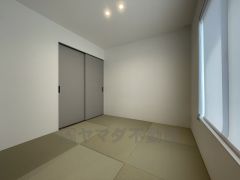リビング隣には、ホッとできる4.5帖の和室を用意。お子様のお昼寝スペースや書斎としても活躍してくれそうです＾＾ 