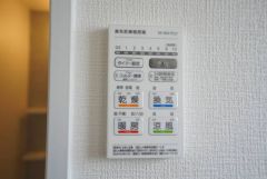 雨の日の洗濯も安心できる浴室暖房乾燥機付き浴室。リモコンで操作もボタン1つで簡単。 浴室暖房乾燥機には、暖房、乾燥、涼風、換気の4つの機能が付いています。タイマー付きです。