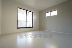 同仕様写真。住む人のこだわりを活かす洋室＾＾日当たりがよく、寝室としての利用もおすすめ。広めのクローゼットもあり荷物もすっきり片付けれ、ゆとりのある暮らしが出来ます＾＾