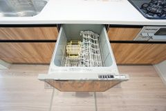 家事の時間が短縮できる食器洗浄乾燥機付。後片付けもラクラクです。 食器を洗う手間が減るので家族とのコミュニケーションの時間や自分の時間が増えますね。