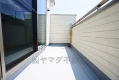 同仕様写真。お天気の良い日はお洗濯物がよく乾きそうな日当たり良好のバルコニー バルコニーから広がる開放的な眺望。視界が抜けており、心地よい景色が楽しめます＾＾