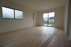 大きな窓のあるリビングは、陽光あふれる明るい空間です。居心地良く、ご家族皆がゆったり寛げる憩いの空間となりそうです。