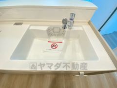 広々とした凸型シンクに洗剤ポケットを標準装備。大きなお鍋など洗いやすいです。洗剤や石鹸、スポンジもすっきりできる収納付き。