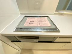 汚れてもサッとふける、お手入れのしやすいIHクッキングヒーター。オール電化なので経済的。
