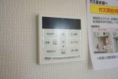 給湯器リモコンはキッチン横からボタンひとつで操作が楽々。通話ボタン付きでお子様とも会話ができて安心です。