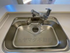 広々とした凸型シンクに洗剤ポケットを標準装備。大きなお鍋など洗いやすいです。洗剤や石鹸、スポンジもすっきりできる収納付き。