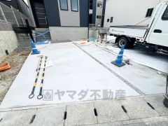 全4棟ともカースペース2台付き＾＾ 6.8ｍの広々とした前面道路で、駐車もスムーズに停めやすいです＾＾