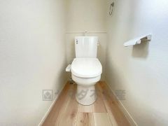 同仕様写真。温水洗浄機付トイレです。節水機能もあるので、安心して使えますね。もちろん、1階2階の2ヶ所にトイレがあるので、忙しい朝にもゆとりができますね。