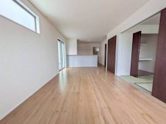 対面式キッチンを中心としたリビングダイニングで家族の会話が弾みそうです。