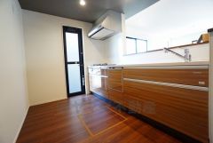 対面式カウンターキッチンでお子様の様子が見守れます。カウンタートップは耐熱性に優れており、日ごろのお掃除もふき取るだけでＯＫ。ステンレスシンクも簡単にお掃除できますよ。