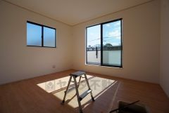 主寝室としても利用できる約7.5帖の洋室は南西側にバルコニーがあり、日当たり良好です。温かい光の差し込むゆとりのある居室をぜひ現地にてご確認くださいませ。