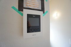 防犯性、セキュリティ対策に安心できるテレビモニター付きインターフォンです。セールスマン対策にもなり安心できます。