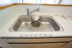 広々とした凸型シンクに洗剤ポケットを標準装備。大きなお鍋など洗いやすいです。洗剤や石鹸、スポンジもすっきりできる収納付き。