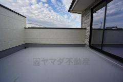 お洗濯物を干すスペースとしても十分な広さがあります。  お天気の良い日はお洗濯物がよく乾きそうな日当たり良好のバルコニーです＾＾