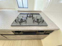 3種類の料理が同時に調理できる、3口ガスコンロ。忙しい夕食の支度時間が短縮できて効率よくお料理が楽しめます。