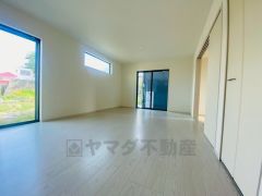 夏は強い日差しをカット、冬は暖かな遮熱高断熱型Low-Eガラスを採用。夏の強い日差しを約60%カットし、冷房効果を高めます。紫外線もカットするため紫外線による日焼けも抑制。