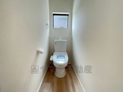温水洗浄機付トイレです。節水機能もあるので、安心して使えますね。もちろん、1階2階の2ヶ所にトイレがあるので、忙しい朝にもゆとりができますね。