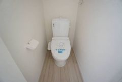 温水洗浄機付トイレです。節水機能もあるので、安心して使えますね。もちろん、1階2階の2ヶ所にトイレがあるので、忙しい朝にもゆとりができますね。