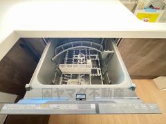 家事の時間が短縮できる食器洗浄乾燥機付。後片付けもラクラクです。 食器を洗う手間が減るので家族とのコミュニケーションの時間や自分の時間が増えますね。