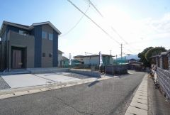 前面道路は交通量が少なく小さなお子様がいるご家庭も安心です＾＾ 大型車両の通行も無く静かで快適な生活を送れます＾＾
