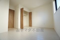 同仕様写真。木目調のシンプルデザインで落ち着きと安らぎの空間に仕上げています。各部屋に収納が完備されているので、お荷物が多くなっても安心の設計です。