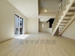 大きな窓のあるリビングは、陽光あふれる明るい空間です。居心地良く、ご家族皆がゆったり寛げる憩いの空間となりそうです。