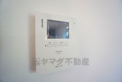 防犯性もばっちり、TVモニター付きインターフォン完備。大きなモニターで玄関先を確認できます。録画機能が付いているので不在時の訪問者も確認できて安心です^^