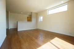 リビングは広々とした設計で、家族が集い、寛ぐ暮らしの空間を演出しています。思い思いの時間を過ごしたり、家族みんなで食事をしたり、素敵な団らんの場になりますね。