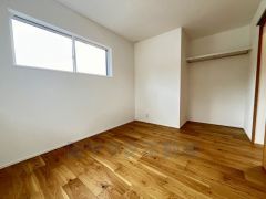 オープンクローゼットは、扉の開閉動作がないので荷物の出し入れがスムーズになります。衣類を綺麗にまとめておしゃれにまとめれば、お部屋のアクセントにもなります＾＾