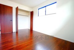 全居室にはたっぷり収納できる大型クローゼットを設置しています。窓には断熱性・保温性にすぐれ、省エネ効果のあるペアガラスを採用。冬には結露を防止します。