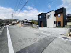 前面往路は公道西側約6ｍ。幅広いため車の離合や駐車がスムーズです＾＾