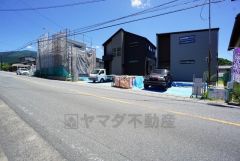 前面道路は広々11ｍ以上と駐車がスムーズに出来ます＾＾