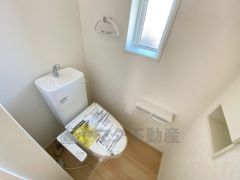 温水洗浄便座付きのトイレ＾＾便座が温かくできるので寒い冬も冷たい便座に座らずに済みますね＾＾