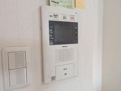 玄関前に自転車を置くことが可能です。