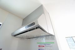 調理により発生する油煙や臭いを吸い込み、屋外へ排気してくれます。