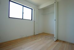 同仕様写真。全居室に収納完備。下段を引き出し収納にするなど、空いたスペースを有効活用すれば収納力がグッと高まります。常に整理整頓されたお部屋は気持ちがいいです＾＾