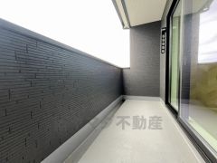 幅広のインナーバルコニーは多少の雨でも洗濯物を守ってくれ、家事を助けてくれること間違いなし。眩しすぎる日差しも和らげます。