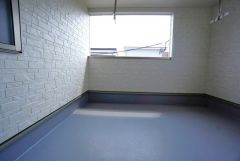 幅広のインナーバルコニーは洗濯物を守りやすく、眩しすぎる日差しも和らげます。雨にも濡れにくく、家事を助けてくれること間違いなし。