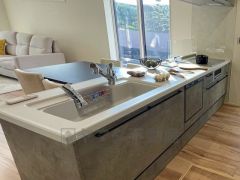 広々とした凸型シンクに洗剤ポケットを標準装備。大きなお鍋など洗いやすいです。洗剤や石鹸、スポンジもすっきりできる収納付き。