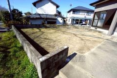 駐車スペースとは別にお庭もついております。広さも十分あるので、ガーデニングやBBQなど楽しみの増えるお庭です＾＾