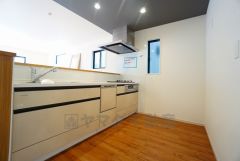 対面式カウンターキッチンでお子様の様子が見守れます。カウンタートップは耐熱性に優れており、日ごろのお掃除もふき取るだけでＯＫ。ステンレスシンクも簡単にお掃除できますよ。