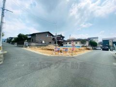 角地＾＾ 前面道路は北・西側4.8ｍ～4.9ｍ。 交通量が少ないため小さなお子様がいても安心です＾＾