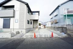 カースペースは停めやすい並列駐車3台付き。