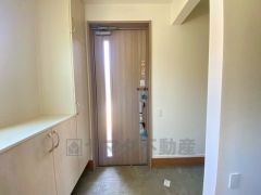 たっぷり収納できるシューズボックスです。家族全員の靴がきれいに整頓できます。棚の上にお花や写真を飾っても良いですね。