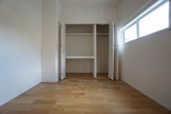 住む人のこだわりを活かす洋室＾＾日当たりがよく、寝室としての利用もおすすめ。広めのクローゼットもあり荷物もすっきり片付けれ、ゆとりのある暮らしが出来ます＾＾