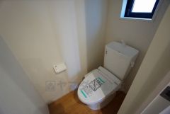 温水洗浄機付トイレです。節水機能もあるので、安心して使えますね。もちろん、1階2階の2ヶ所にトイレがあるので、忙しい朝にもゆとりができますね。
