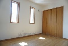 同仕様写真。住む人のこだわりを活かす洋室＾＾日当たりがよく、寝室としての利用もおすすめ。広めのクローゼットもあり荷物もすっきり片付けれ、ゆとりのある暮らしが出来ます＾＾