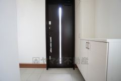 同仕様写真。採光も考えられた明るい玄関です。自動で閉まるタッチキーとTVインターホンが装備されているので、セキュリティーも安心。